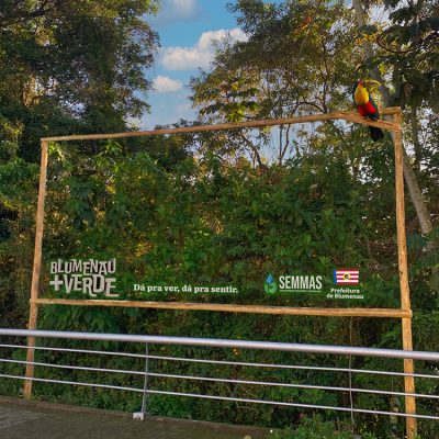 Blumenau é a cidade catarinense com maior cobertura nativa preservada, e nesse junho verde a SEMMAS - Secretaria de Meio Ambiente e Sustentabilidade - apostou em um campanha para valorizar os esforços em prol da preservação ambiental na cidade. A campanha Blumenau + Verde, criada pela Free contou com estratégias on e off-line em um mix variado. Em OOH o destaque foi para a instalação do outdoor vazado que usa a própria natureza da cidade como plano de fundo, chamando a atenção de transeuntes e motoristas. Já as estratégias digitais, além de disseminar a mensagem, levaram leitores ao hotsite onde descobriram números importantes acerca do cuidado com animais silvestres, doação e plantio de mudas nativas, cuidados com os parques municipais e mais.